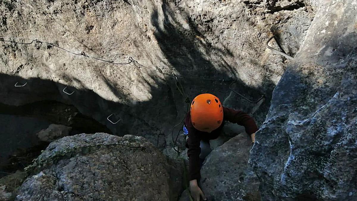 Un niño realiza el tramo de ferrata actualmente habilitado. | INFORMACIÓN