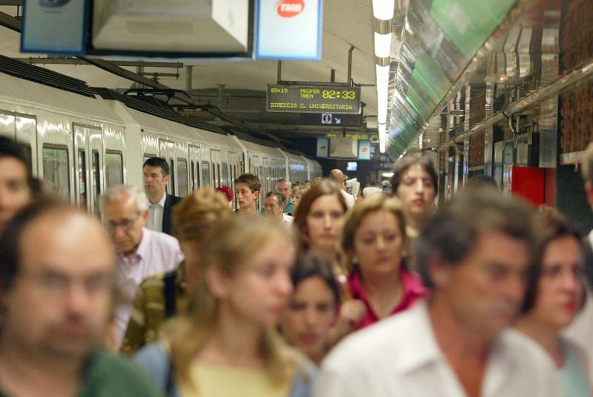 Un incendi al metro de Barcelona deixa sense servei part de l’L3