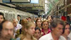 Un incendi al metro de Barcelona deixa sense servei part de l’L3