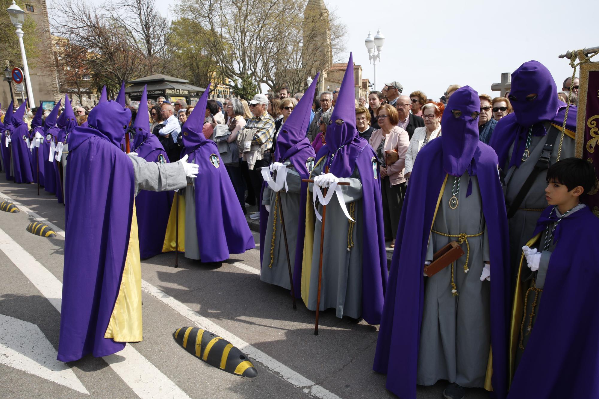 En imágenes: Así fue la procesión del Domingo de Resurrección para poner el broche a la Semana Santa de Gijón