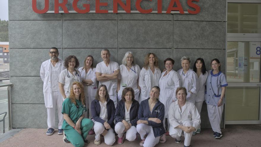 Parte de los integrantes del área de Urgencias del Hospital Álvarez-Buylla. De izquierda a derecha, Víctor Rueda (enfermero), Montse Suárez y Sonia Bernardo (médicas), Juan Luis Álvarez del Moral (enfermero), Elena Noche (TCAE), Inés Rodríguez (supervisora), Argeme Romera (TCAE), Ana López (celadora), Elena Suárez (TCAE) y Luisa Ojeda (limpiadora). Agachados, Susana Suárez (médica), Aida Carballo (enfermera), Ángeles Gutiérrez (celadora), Marta Hernández (enfermera) y Nori González (auxiliar administrativa).