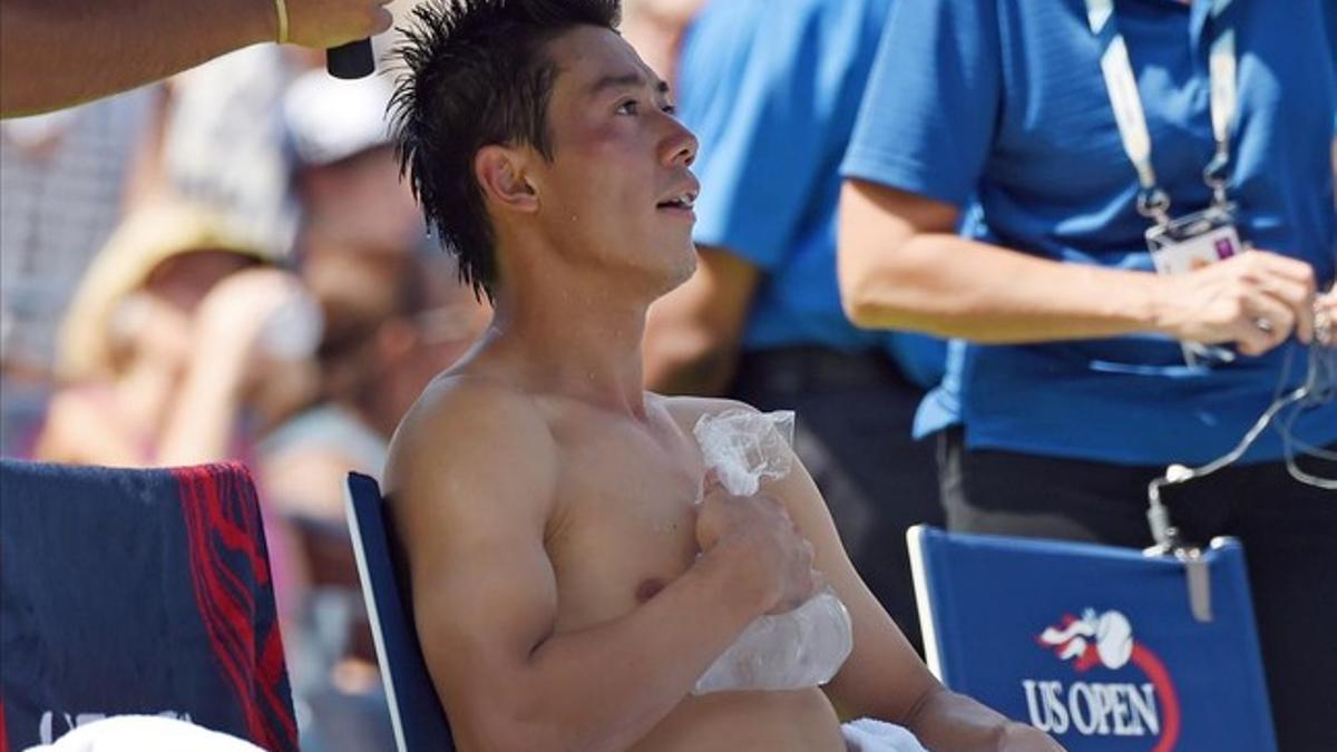 Nishikori se refresca con hielo en uno de los descansos de su duelo con Djokovic en la semifinal del Abierto de Estados Unidos.