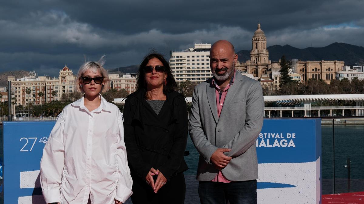 Azul Fernández, Verónica Chen y el productor Federico Moreira, ayer en el Muelle Uno, en la presentación de 'Los terrenos',