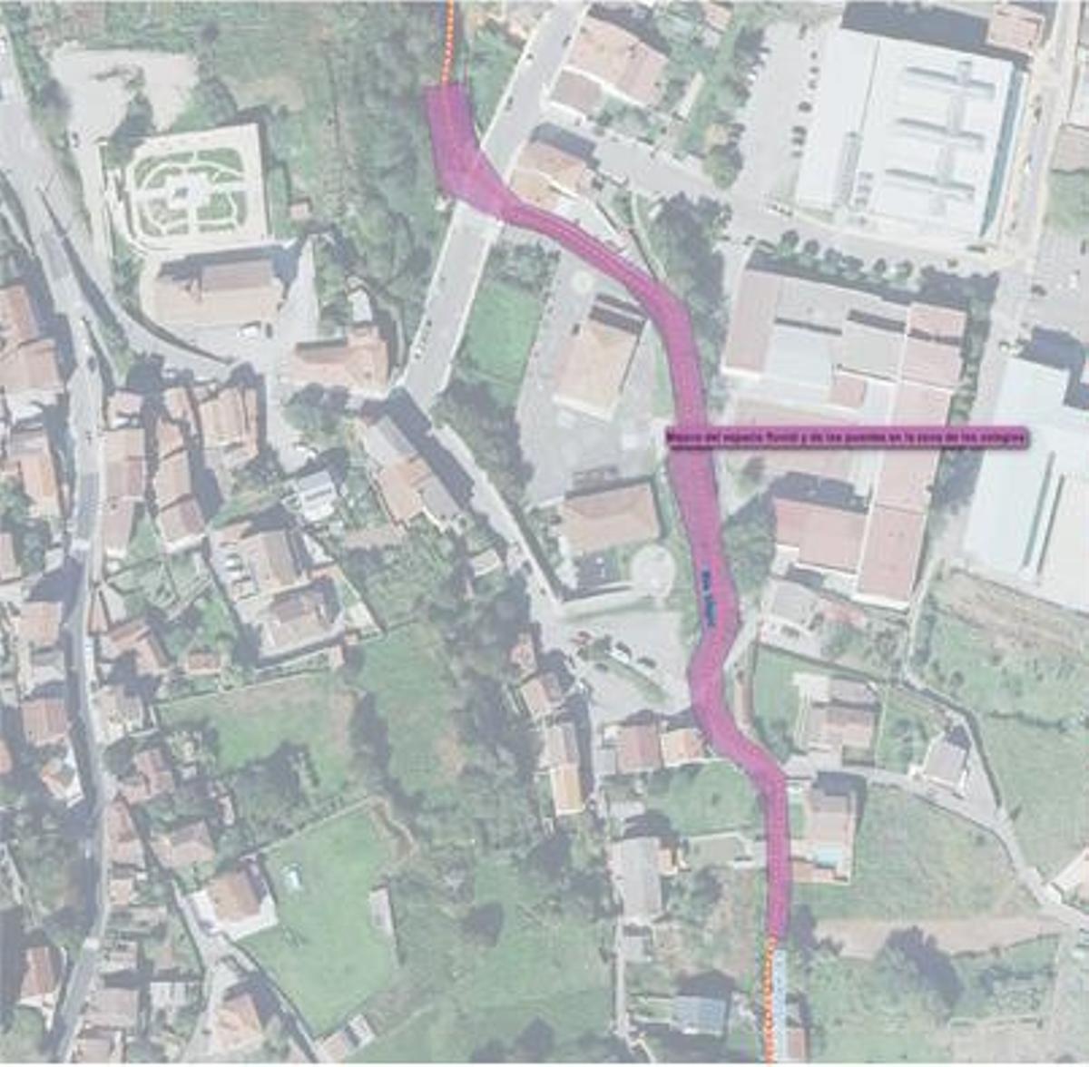 La alternativa 1, que se concentra en el tramo del río Bispo entre O Valado, Ramón Bares y los centros educativos, en Bueu.