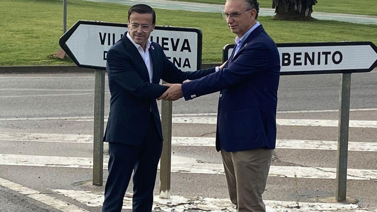 Miguel Ángel Gallardo y José Luis Quintana, juntos a la entrada de la localidad de Don Benito.