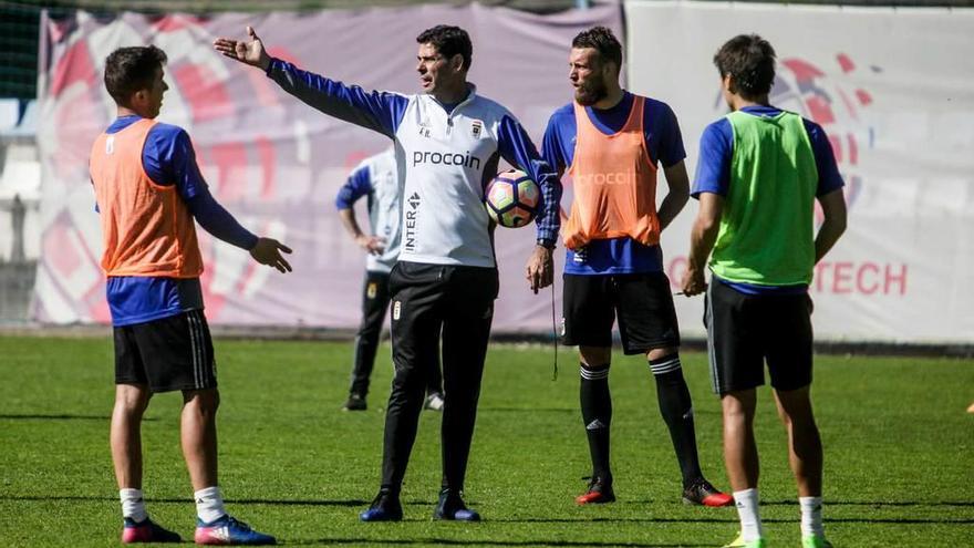 Hierro hace indicaciones en El Requexón a De Pena (izquierda), Michu y Vila, de espaldas.