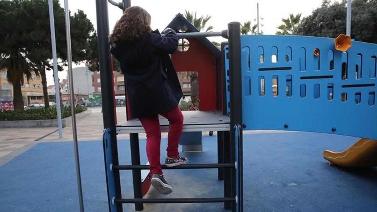 Niña transexual en un parque de Badalona.