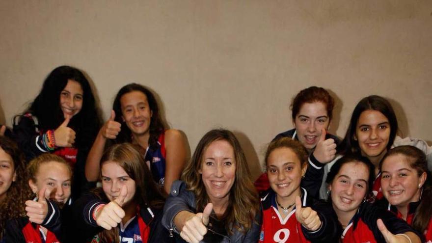 Marta Fernández, en el centro, con jugadoras del Grupo.