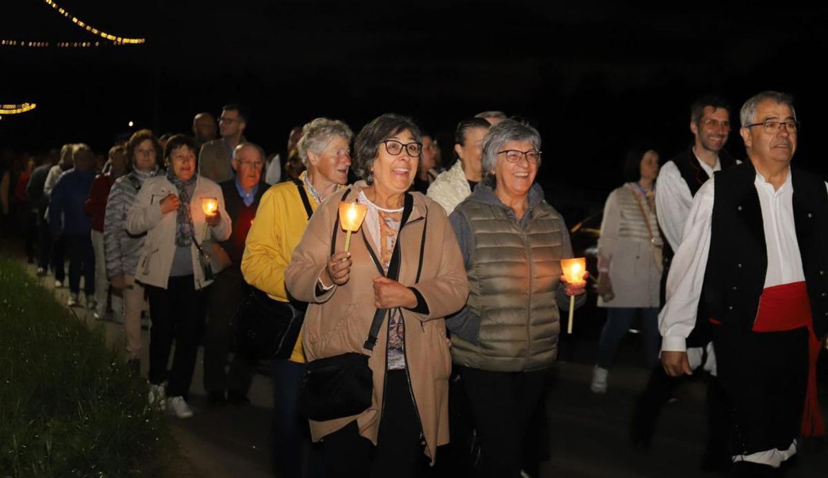 Rosas a la luz de las velas