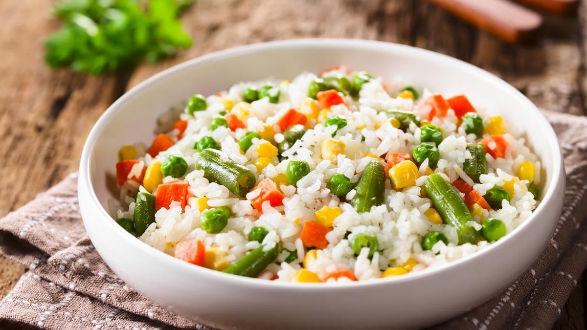 Un plato con arroz bajo en calorías