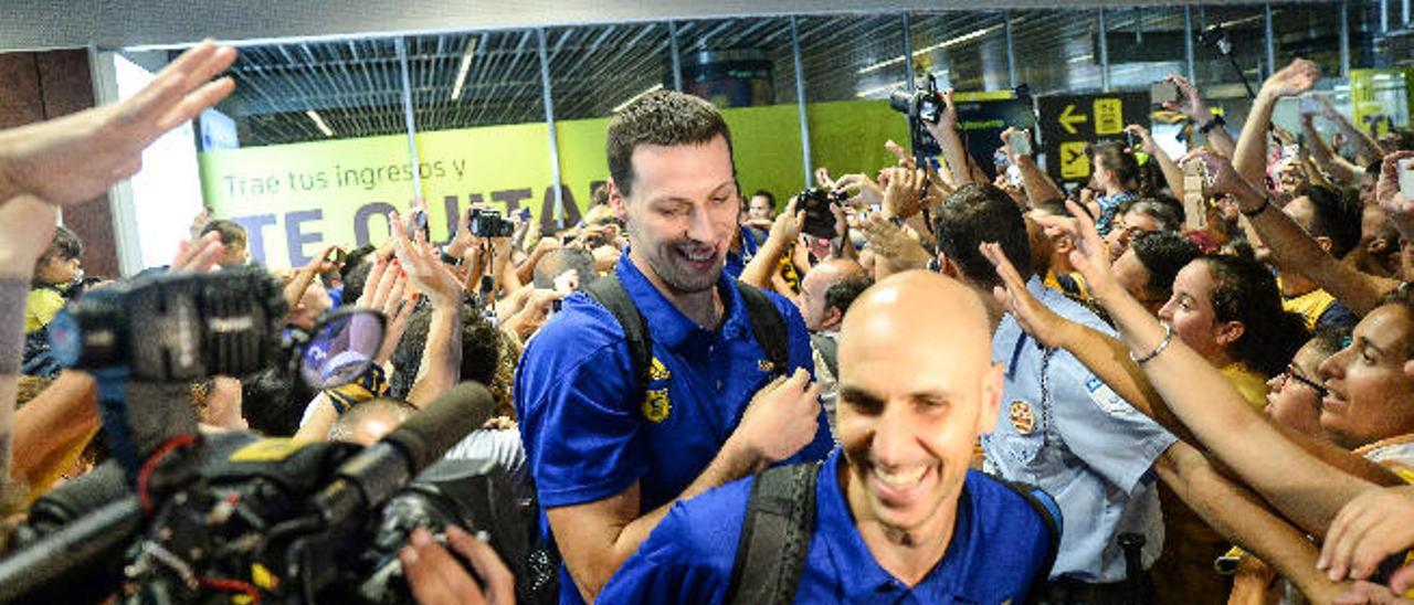 Albert Oliver el domingo en el aeropuerto tras llegar de Vitoria.