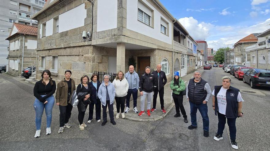 Los vecinos del Barrio de las Flores en Teis, se quejan de que desde hace 5 años tienen invasión de cucarachas en sus casas