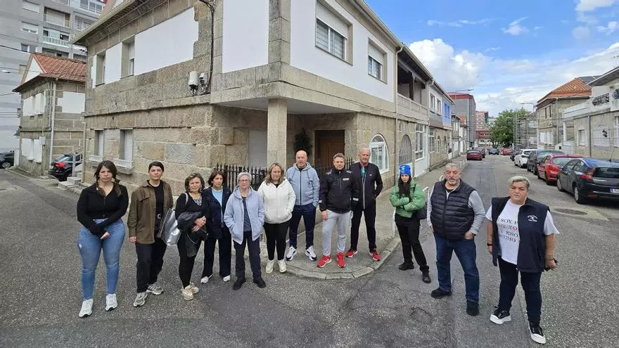 Los vecinos del Barrio de las Flores en Teis, se quejan de que desde hace 5 años tienen invasión de cucarachas en sus casas