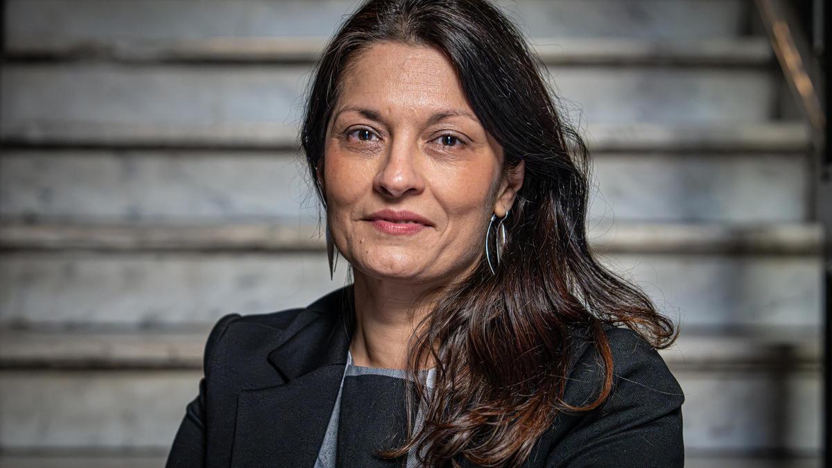 La escritora Corina Oproae, autora del poemario 'Cómo enterrar al padre en un poema'.