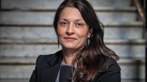 La escritora Corina Orpoae, autora del poemario Cómo enterrar al padre en un poema.