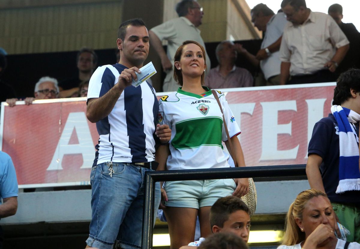 Un aficionado del Hércules y una aficionada del Elche buscan su asiento en el Rico Pérez.
