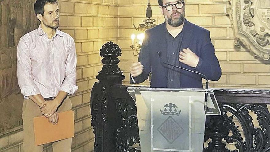 El alcalde, Antoni Noguera, acompañado por el concejal de Hacienda, Adrià García, presentó el proyecto de presupuestos para 2019.