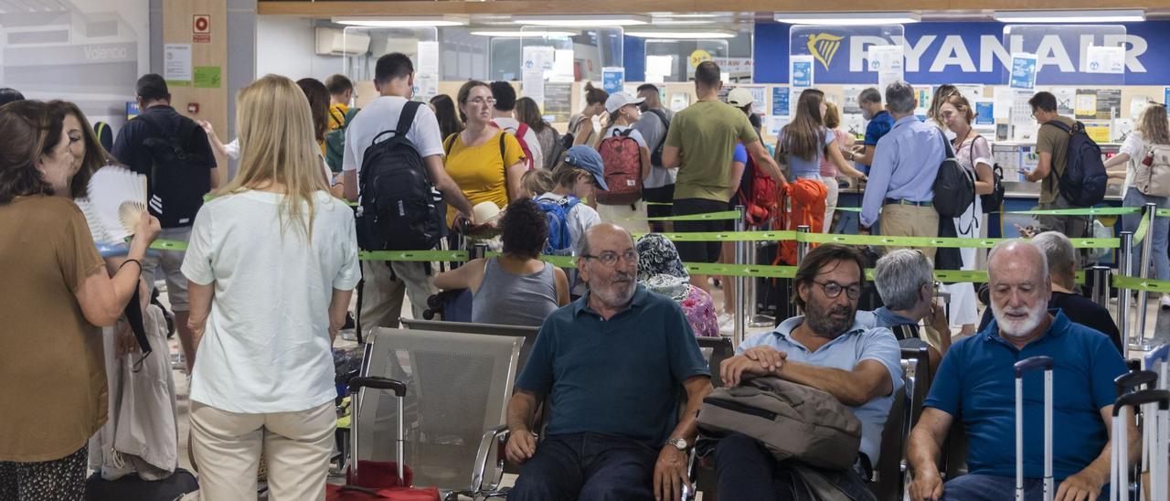 Viajeros en el aeropuerto de Valencia