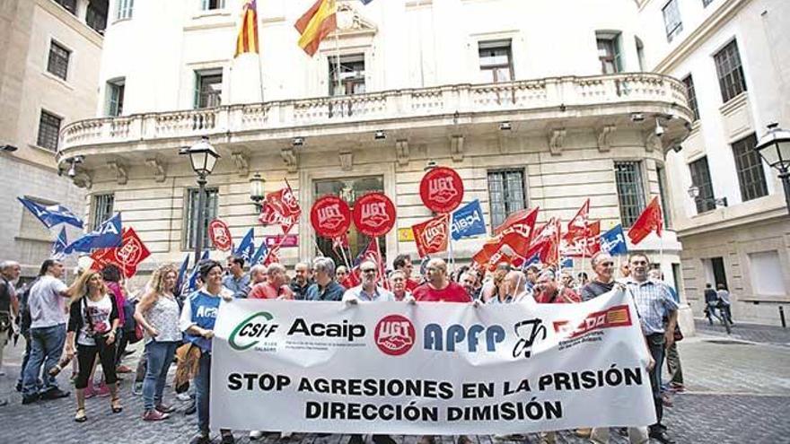 Trabajadores de la prisión de Palma, ayer, concentrados ante la Delegación del Gobierno.