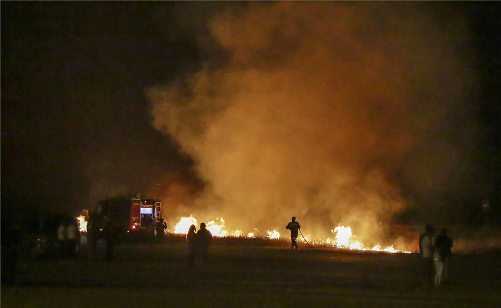 El incendio provocado por los fuegos artificiales en la Feria de San Fernando, en imágenes