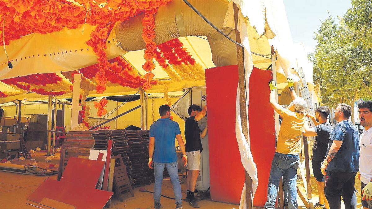 Trabajos de desmontaje de las casetas iniciados este domingo en el recinto ferial.