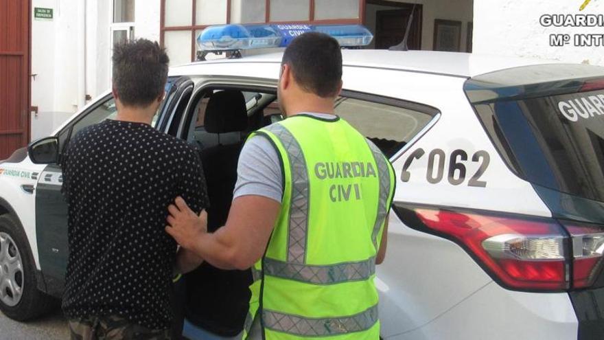 La Guardia Civil con el detenido en Benidorm.