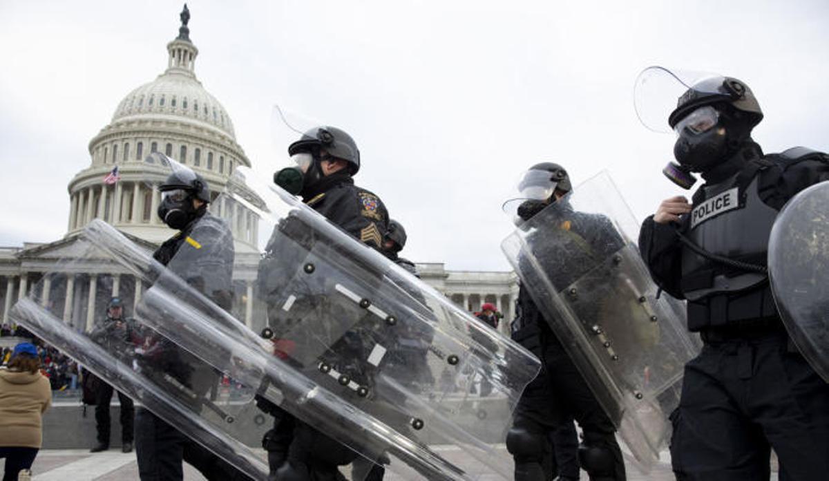 Una turba de seguidores de Trump asalta el Capitolio y sume a EEUU en la confusión