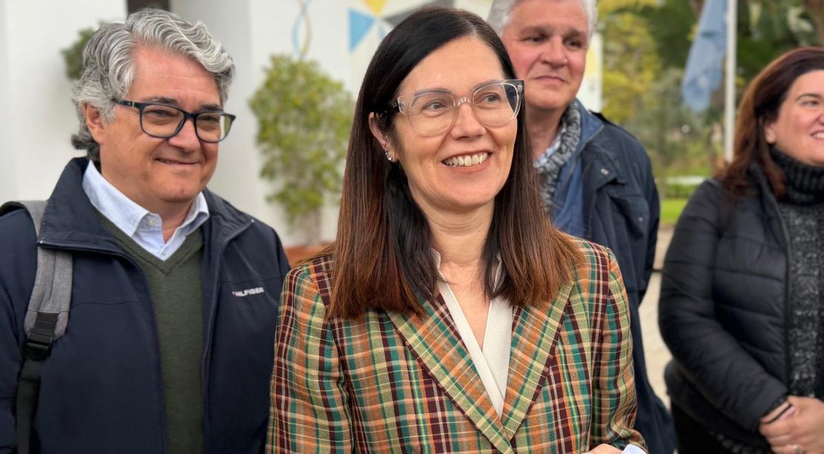 La portavoz del PSOE, Isabel Pérez, ayer, tras su comparencia ante los medios de comunicación. | L.O.