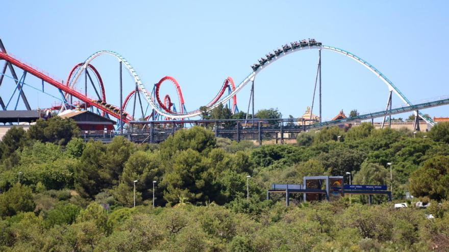 Zona de bosc on es planteja el Centre Recreatiu i Turístic (CRT) a PortAventura i just a sobre, la muntanya russa Shambhala, amb una vagoneta en ple trajecte, en una imatge del juliol del 2017