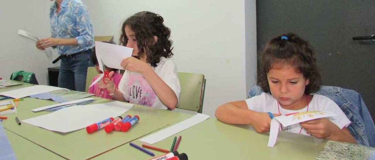 Luna Guerrero y Chloe Bárbara en pleno taller, ayer en Llanes.