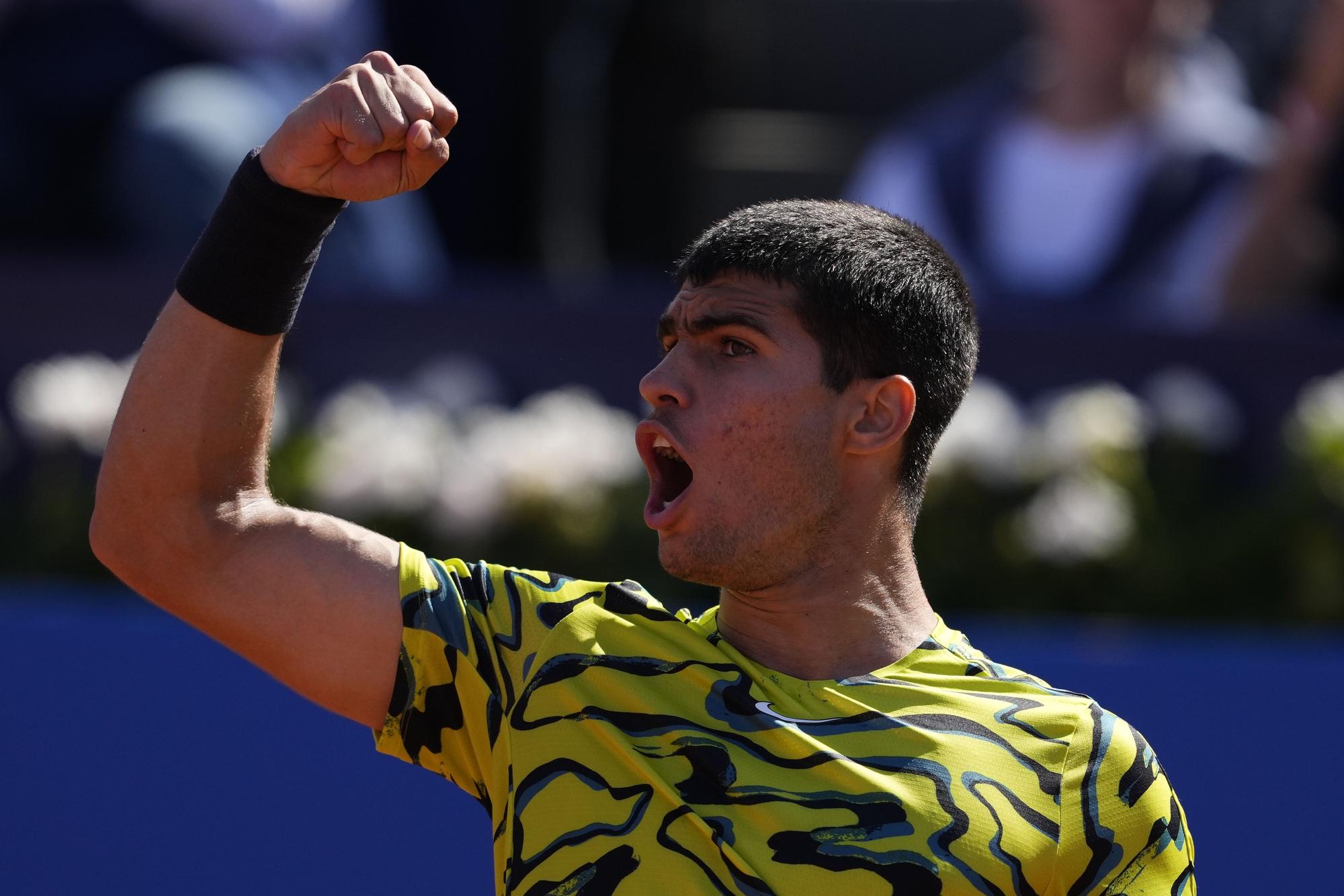 Alcaraz barre a Tsitsipas y amplía su reinado en Barcelona