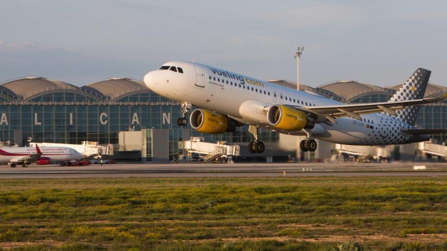 Fotografía de archivo de un avión de Vueling en el aeropuerto de Alicante-Elche.