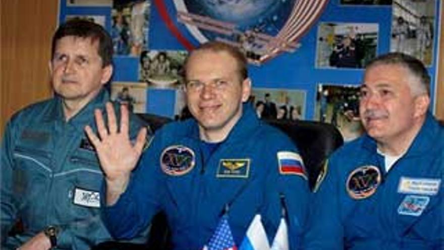 La nave Soyuz, con el millonario Simonyi a bordo, atraca en la Estación Espacial