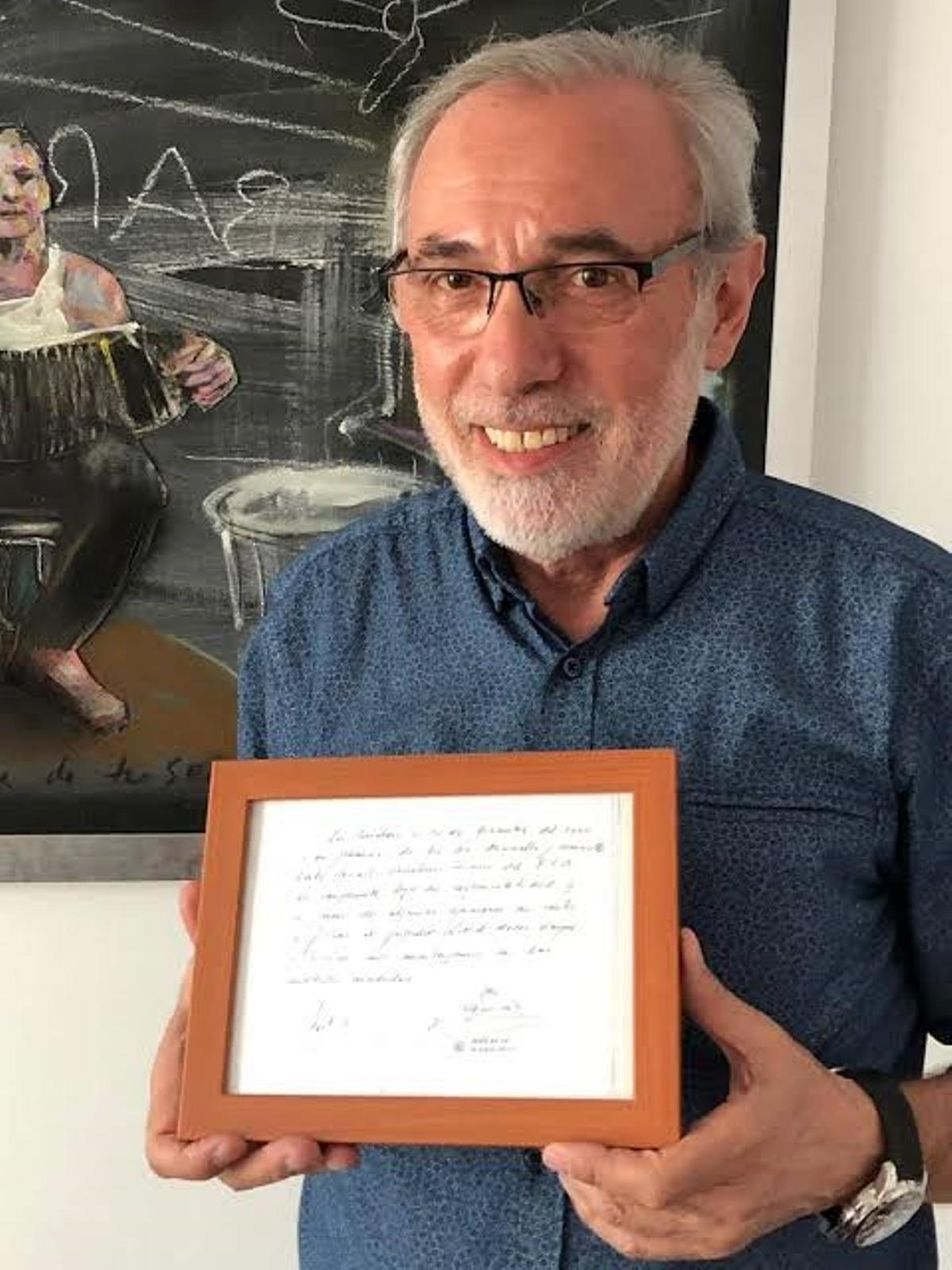 Horacio Gaggioli con la servilleta que unió a Leo Messi y el FC Barcelona.