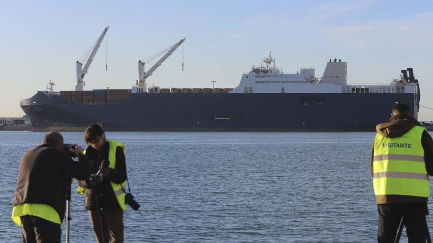 Periodistas, ante el anterior barco saudí que generó protestas.