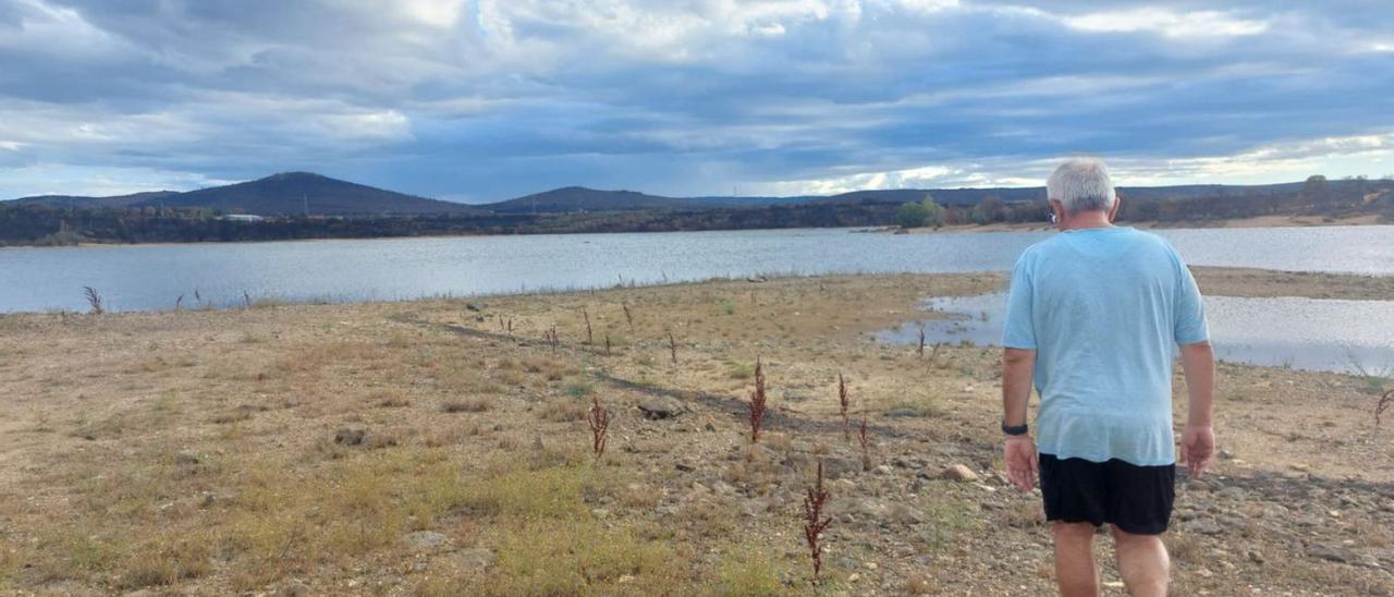 Un hombre camina en las inmediaciones del embalse de Nuestra Señora del Agavanzal. | C. G. R.