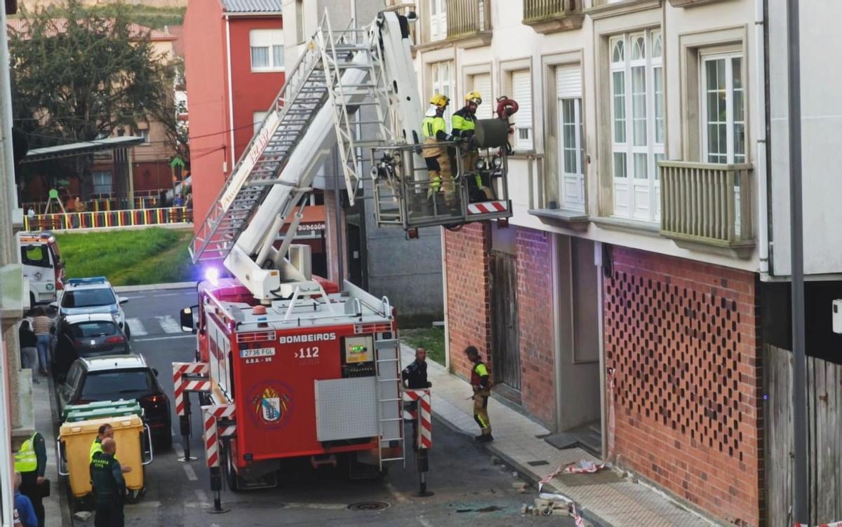 Equipos de emergencias trabajando en lugar donde los tres menores cayeron a la calle.