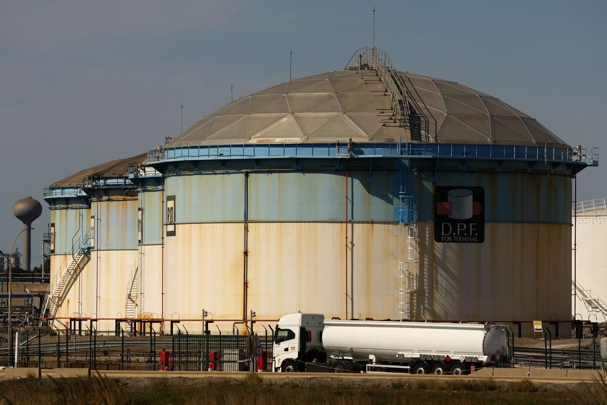 FOS SUR MER (France), 12/03/2026.- A truck leaves the Depots Petroliers de Fos (DPF) fuel depot and oil hub in Fos-sur-Mer, southern France, 12 March 2026. On 11 March 2026, the members of the International Energy Agency (IEA) unlocked 400 million barrels of Oil from their reserves in response to rising oil prices brought on by the Iran conflict. (Francia) EFE/EPA/GUILLAUME HORCAJUELO