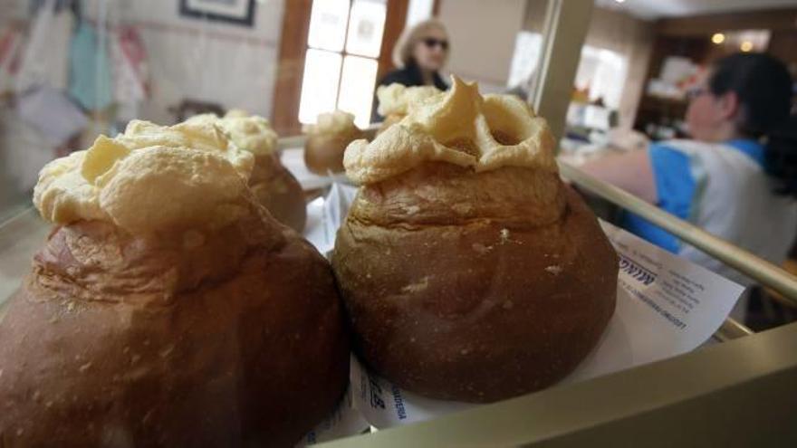 Cientos de visitantes pasan estos días por los hornos de Alberic, caso del Forn Mínguez.