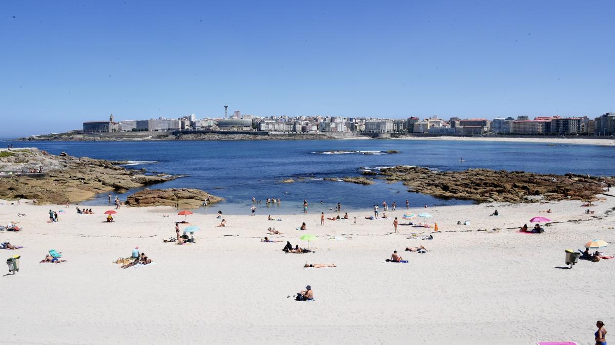 Bañistas en la playa de Riazor