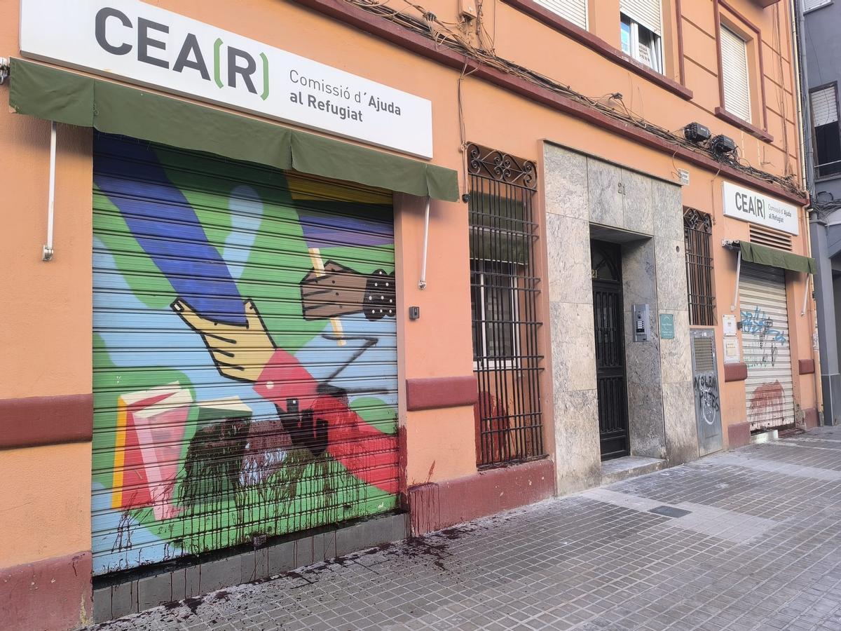 Ataque con sangre a la sede de CEAR, en València.