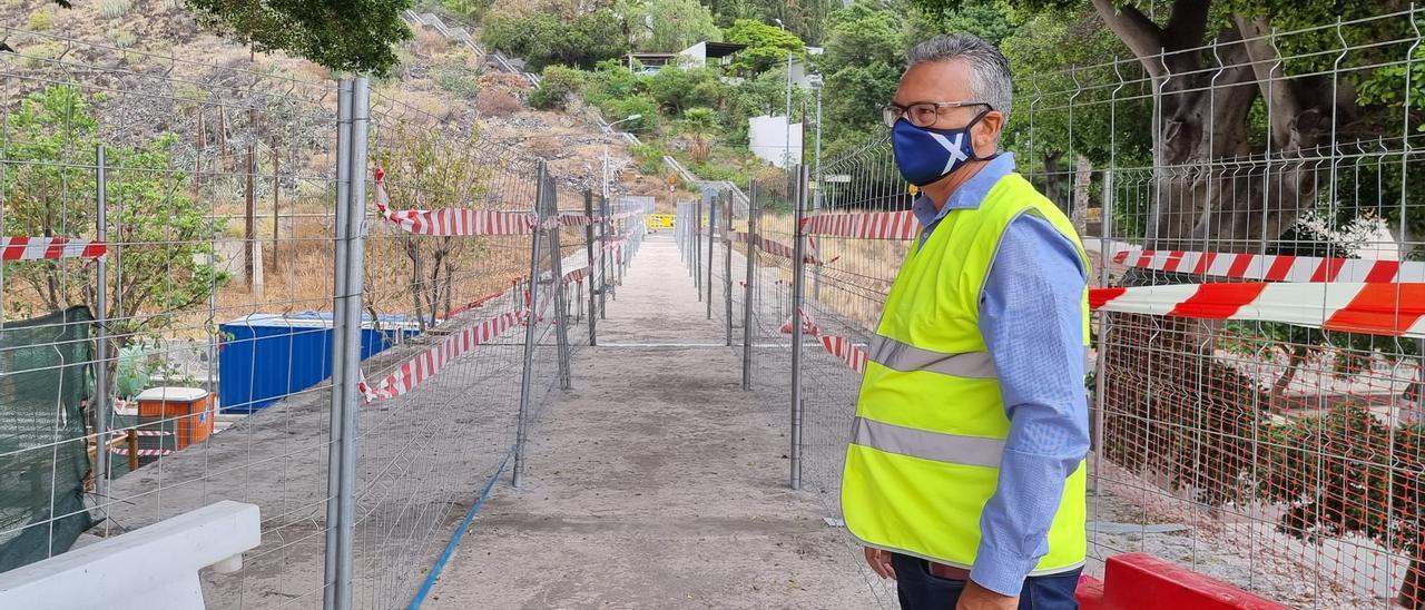 El concejal de Infraestructura, Dámaso Arteaga, en una de las visitas a las obras del puente de San Andrés
