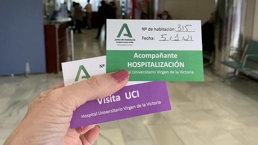 Algunas de las tarjetas que tienen que llevar visibles los familiares de los pacientes del Hospital Clínico.