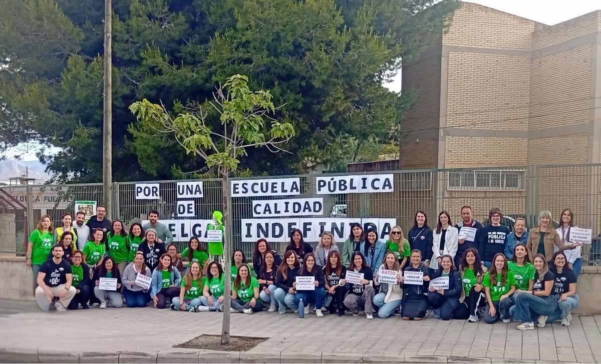 Profesores del colegio Gloria Fuertes de Alicante, en apoyo a la huelga indefinida