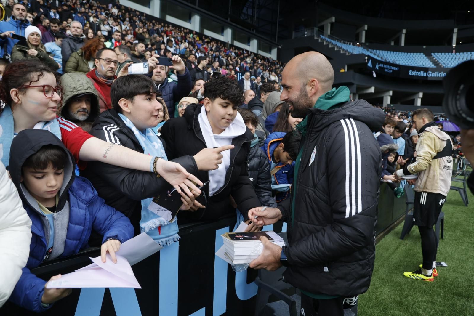 Cientos de aficionados disfrutan del entrenamiento del Celta en Balaídos