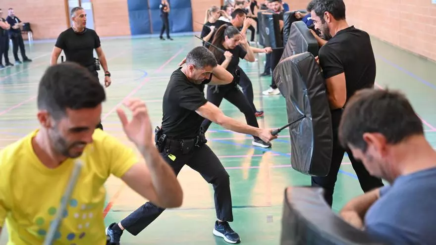Un curso del Sindicato de Policías Locales  enseña a los agentes de la provincia a usar el bastón extensible