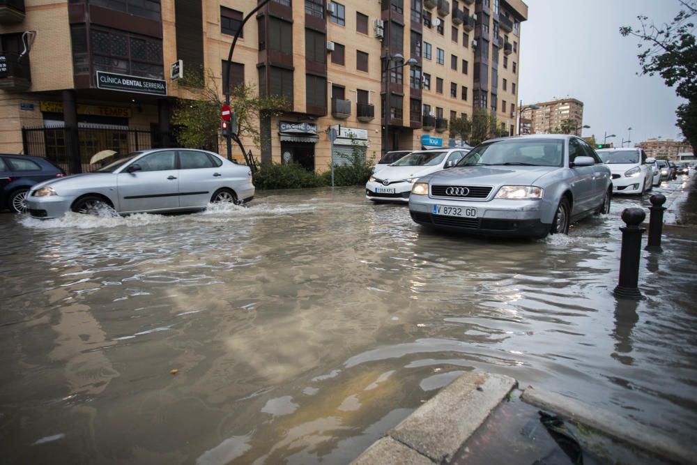 Tromba de agua que ha inundado la avenida Serrería en València.