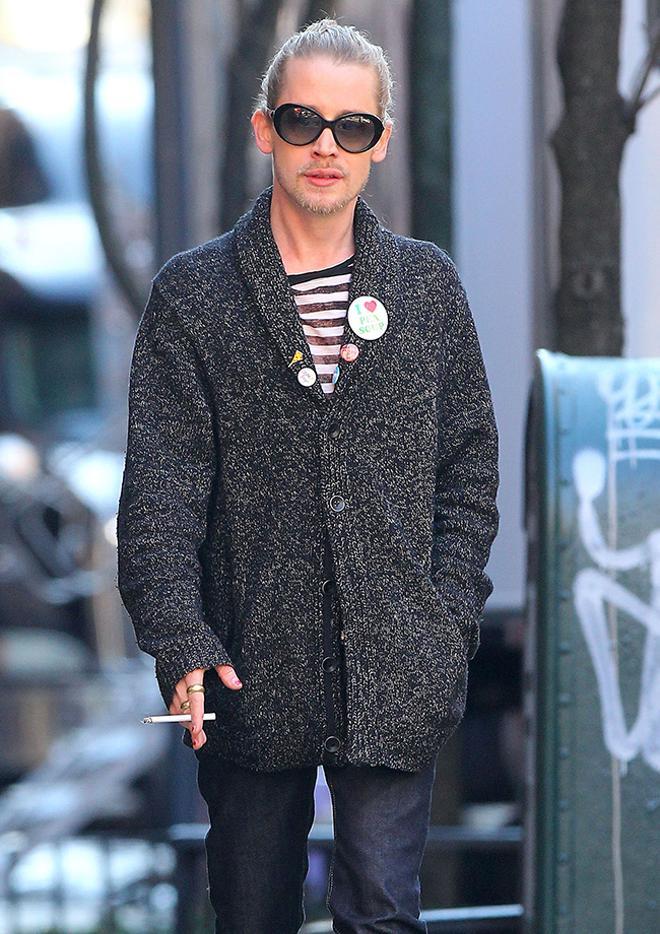 Macaulay Culkin paseando por la calle