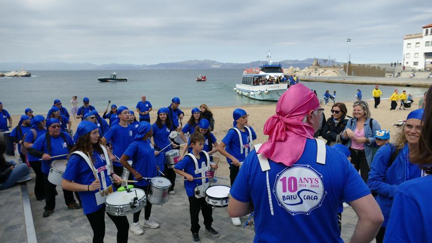 La Batuscala celebra 10 anys desembarcant a la platja de les Barques de l&#039;Escala