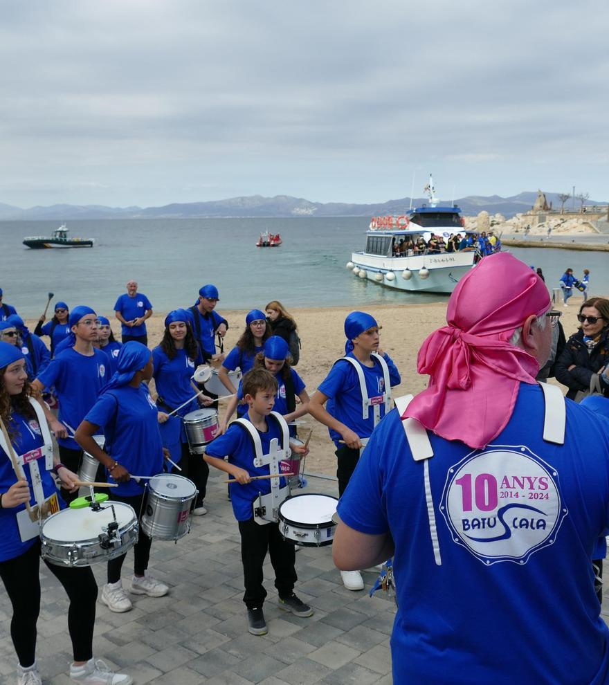 La Batuscala celebra 10 anys desembarcant a la platja de les Barques de l&#039;Escala